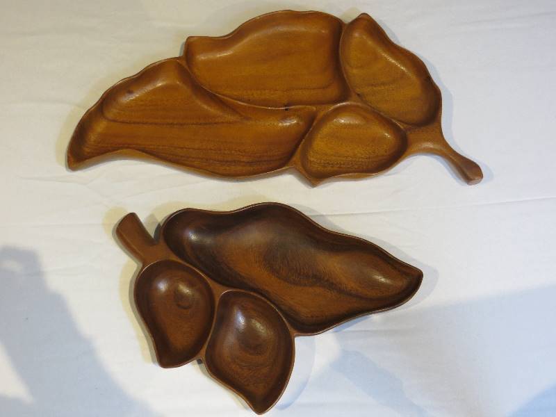 lot 40 image: 2 Wooden Mid-Century Leaf Shaped Serving Dishes