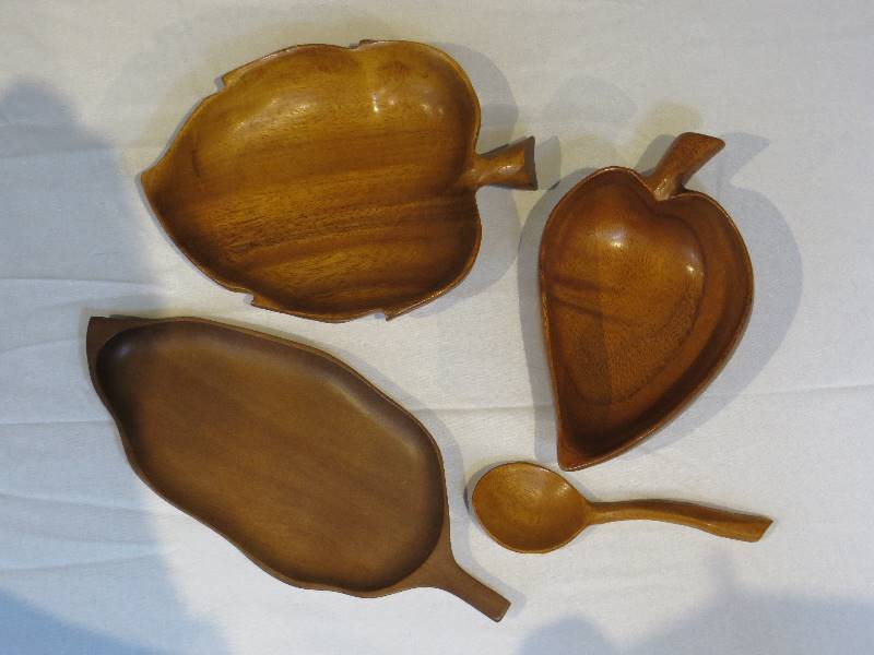 lot 41 image: 3 Wooden Mid-Century serving dishes