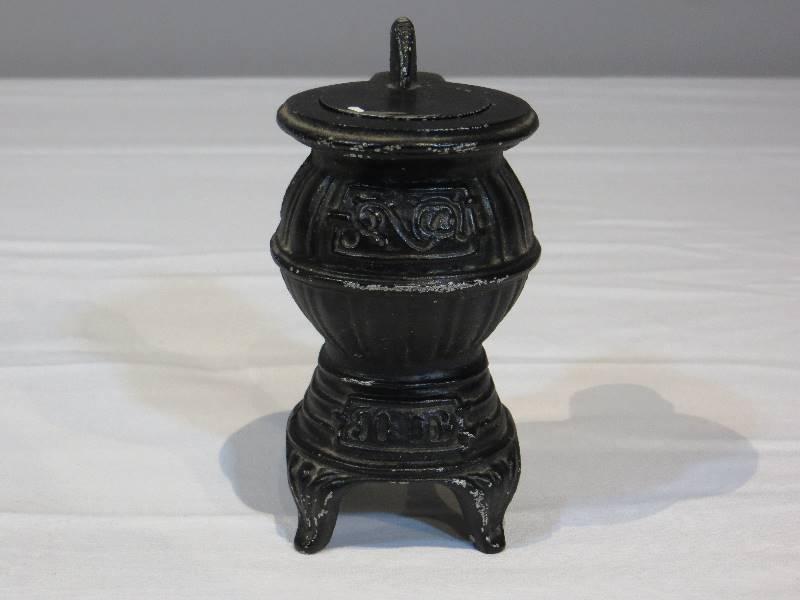 lot 55 image: Small Metal Stove