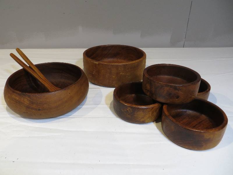 lot 64 image: Wooden Serving Bowls, 4 Salad Bowls, & 2 Serving Spoons