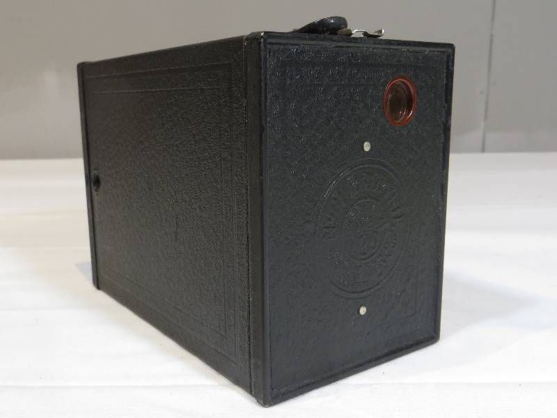 lot 72 image: VINTAGE No. 2 Brownie Camera by Kodak