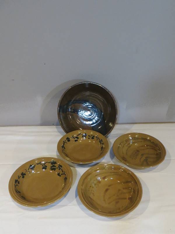 lot 85 image: 5 Pottery Bowls