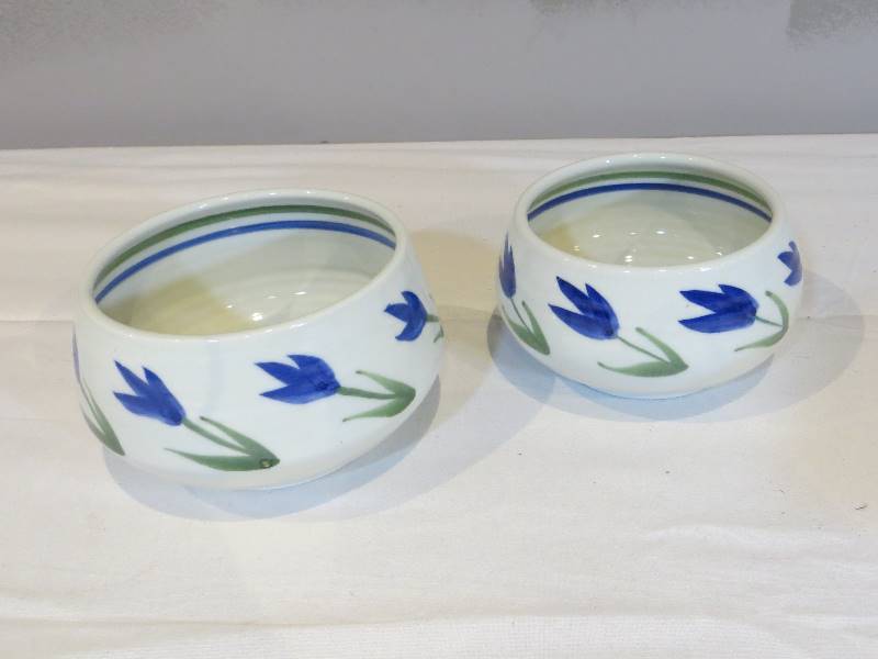lot 87 image: 2 Bowls