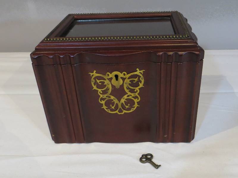 lot 88 image: Locking Wooden Picture Box wKey