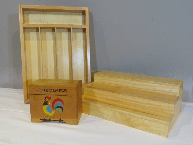 lot 89 image: VINTAGE Wooden Recipe Box (with recipes) & 2 Kitchen Organizers