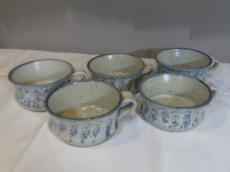 lot 95 image: 5 Pottery Bowls