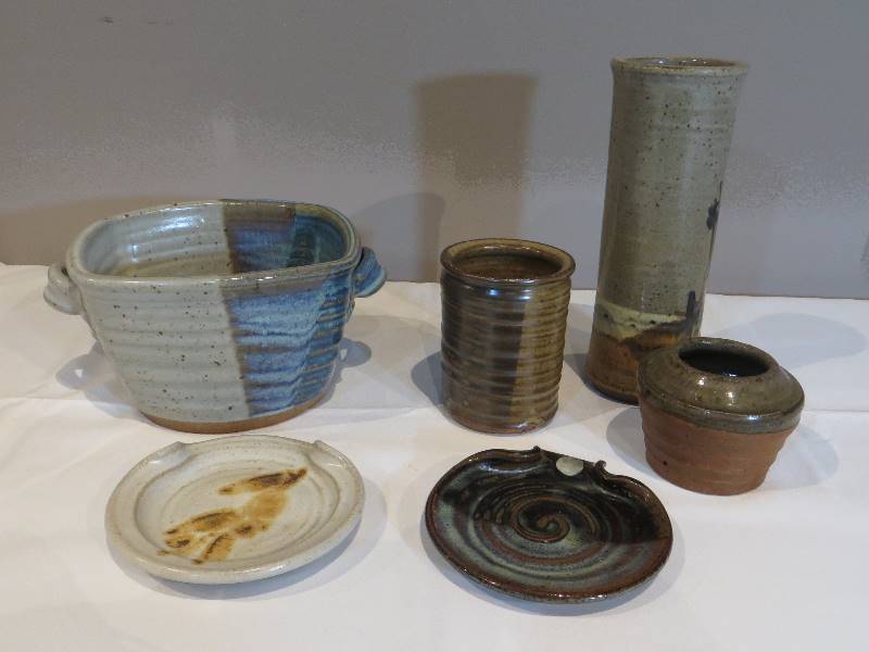 lot 97 image: 6 MIscellaneous Pottery Pieces