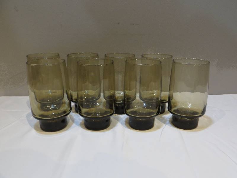 lot 98 image: 8 Brown Glass Drinking Glasses