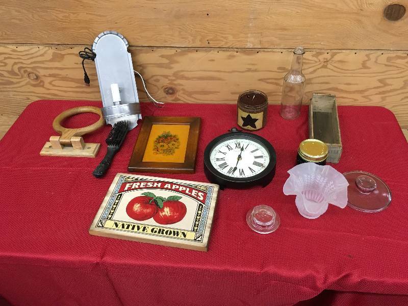 lot 244 image: Misc Home Decor