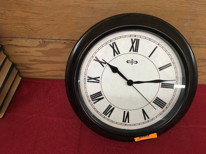 lot 246 image: Clock