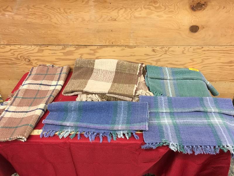 lot 252 image: 5 Rugs