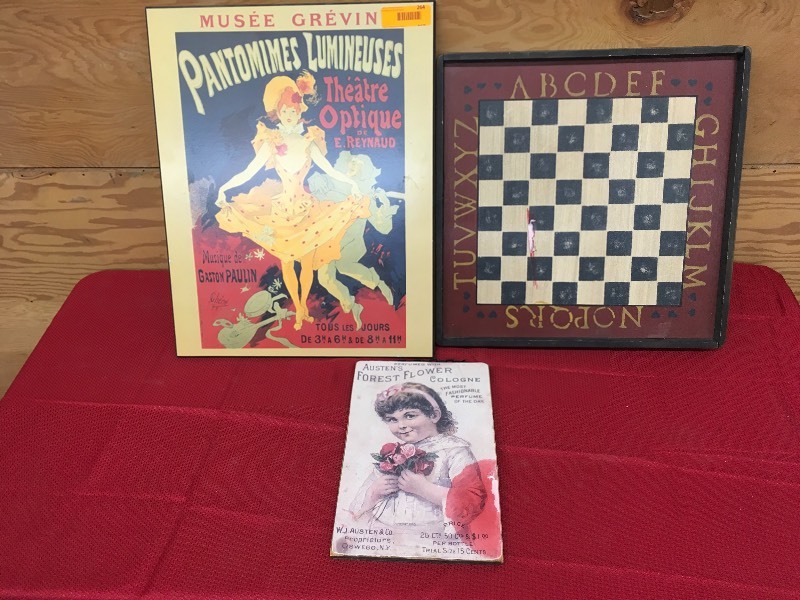 lot 264 image: Three Home Decor Items