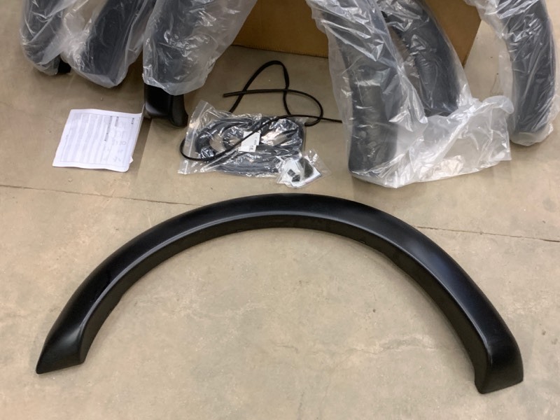 lot 22 image: (4) Lund Fender Flares