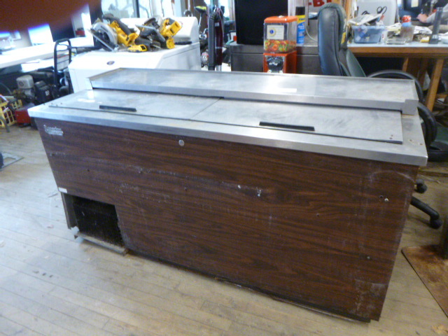 lot 28 image: Superior Beer Cooler