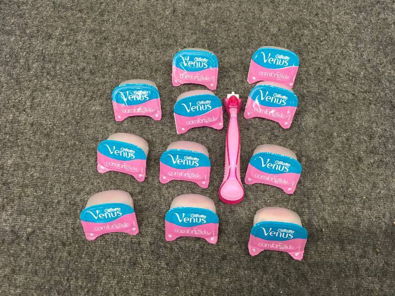 lot 540 image: Gillette Venus Comfort Glide Razor,Retail $29.99
