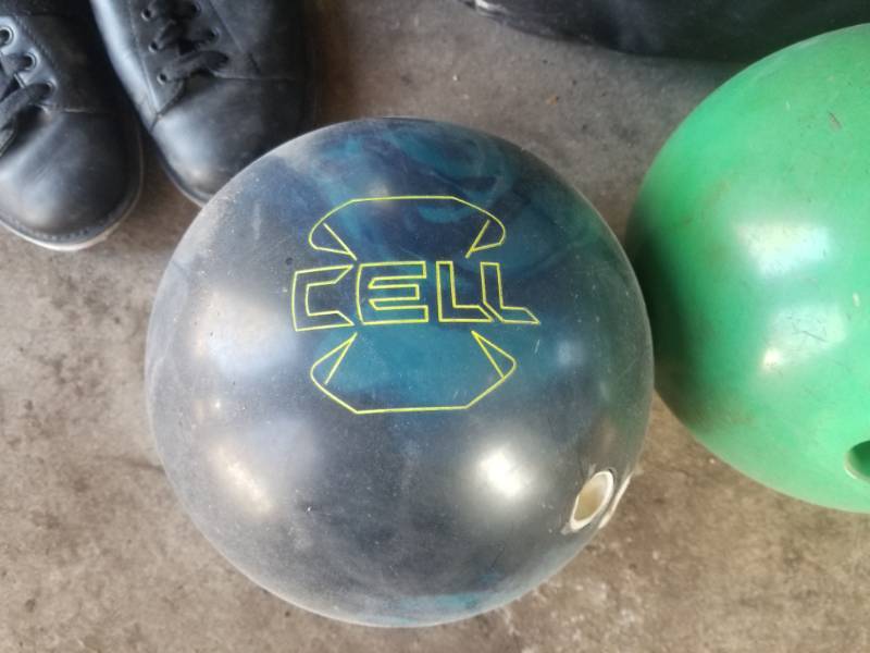 lot 42 image: Vintage Bowling Balls and Bag