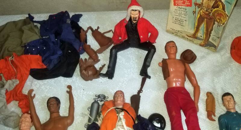 lot 20 image: Vintage Louis Marx Indian and Soldier Action Figures