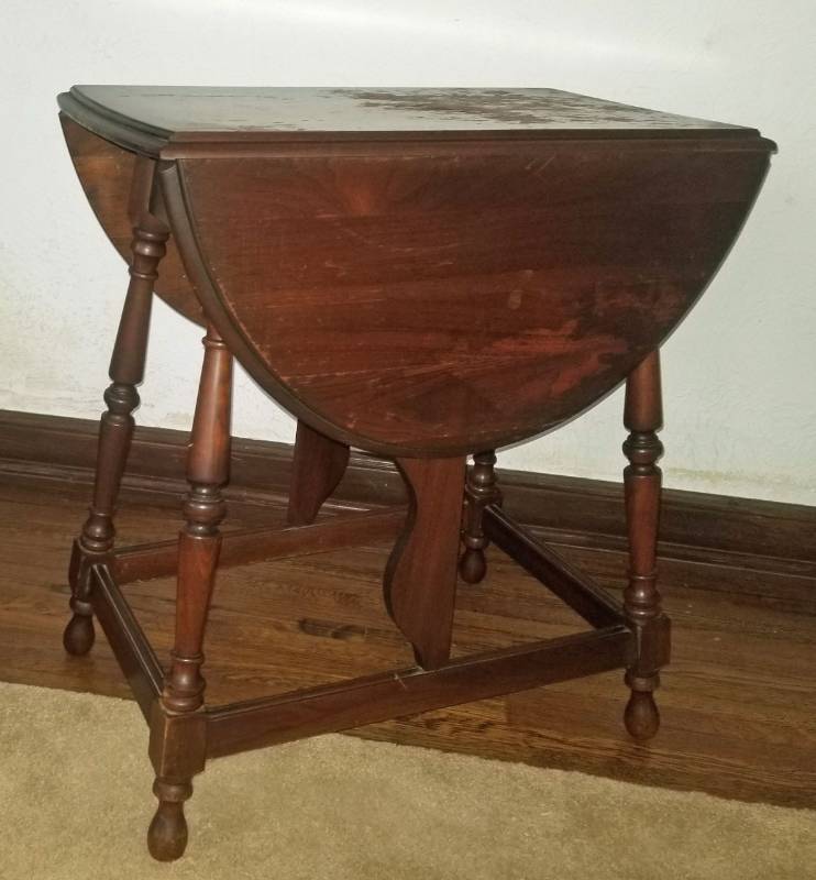 lot 29 image: Sweet Vintage Drop Leaf Occasional Table