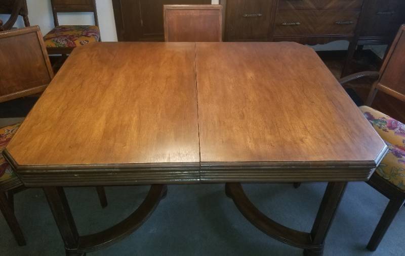 lot 24 image: Vintage Dining Table and Chairs