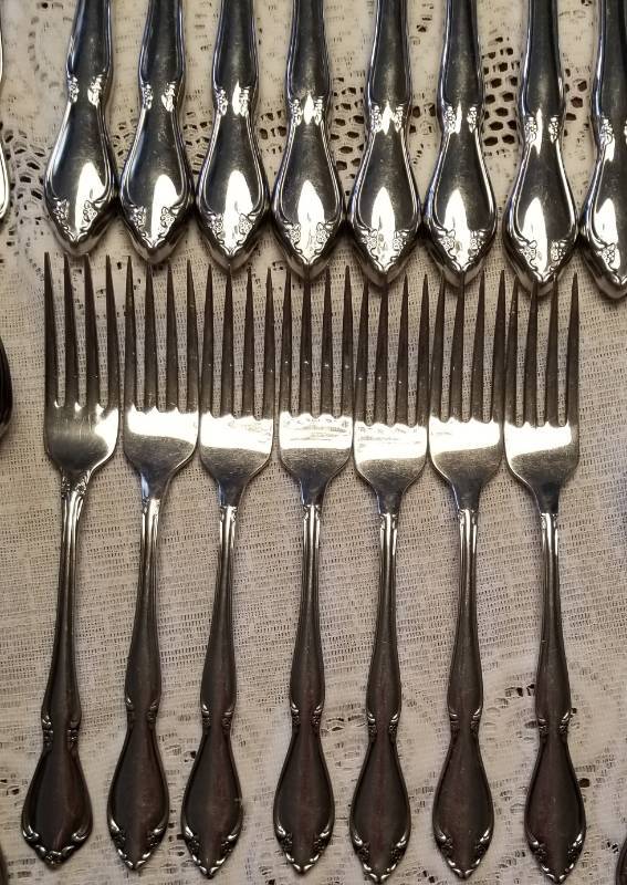 lot 32 image: Onieda Flatware Service for 8