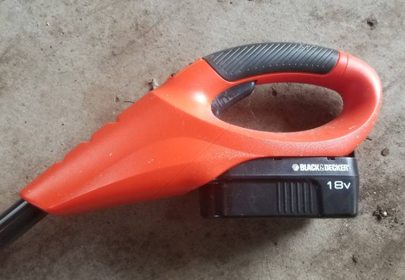 lot 36 image: Black and Decker Electric Weed Whip