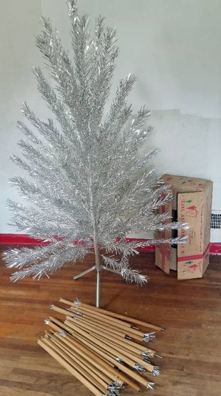 lot 1 image: Retro Evergleam Aluminum Christmas Tree 6