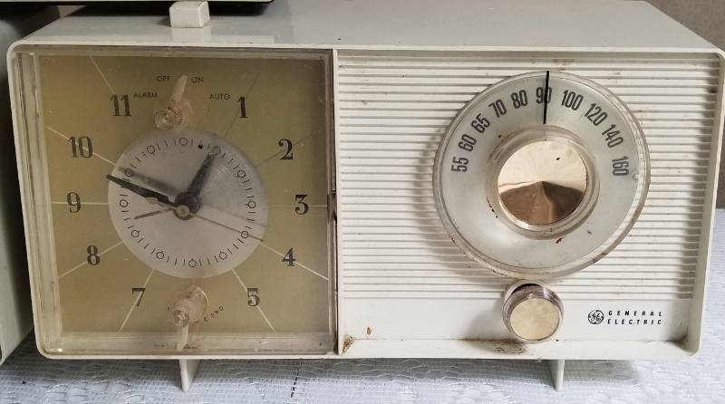 lot 40 image: Vintage 70s GE Clock Radios and Transistor Radio