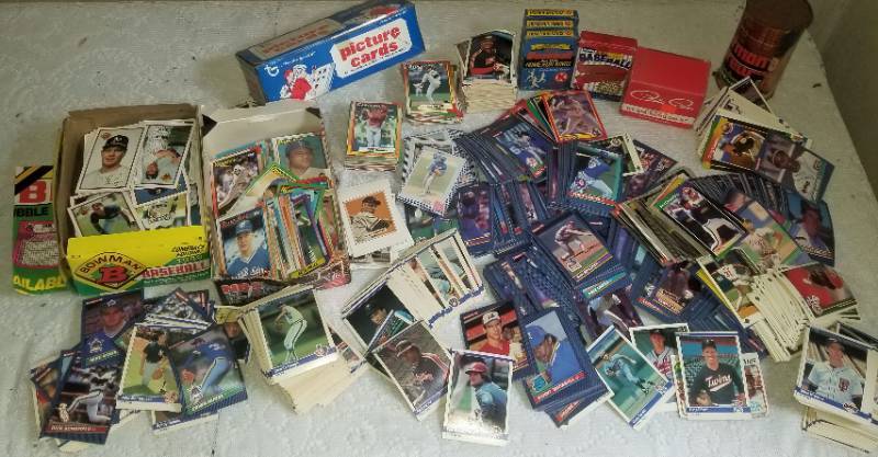 lot 12 image: Collectable Baseball Cards