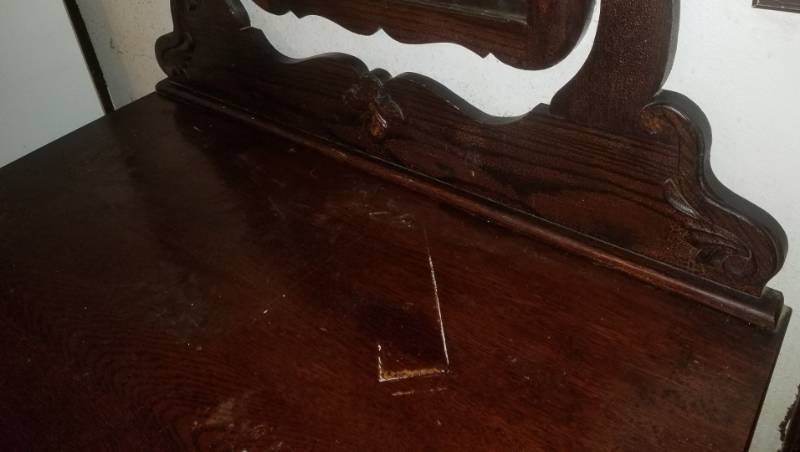 lot 27 image: Vintage 3 Drawer Dresser with Mirror