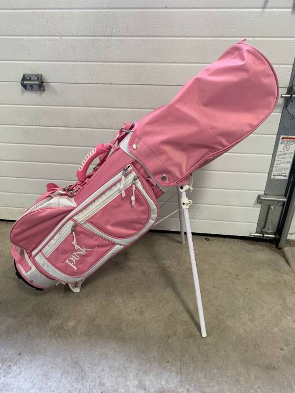 lot 55 image: Set of Girls Golf Clubs