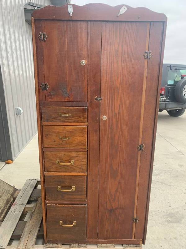 lot 87 image: Antique Wardrobe w Drawers