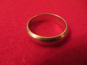lot 6 image: Mens Gold Band