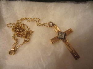 lot 7 image: Cross Pendant with Diamond Chip