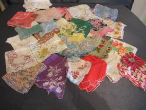lot 110 image: Ladies Hankies - Vintage