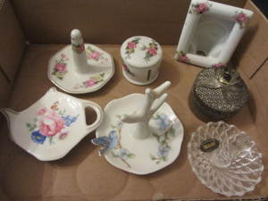 lot 117 image: Vanity Items