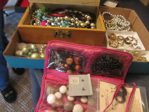 lot 119 image: Costume Jewelry