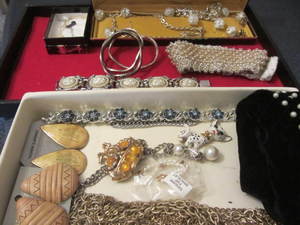 lot 120 image: Costume Jewelry