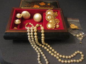 lot 122 image: Costume Jewelry