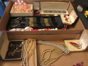 lot 128 image: Costume Jewelry