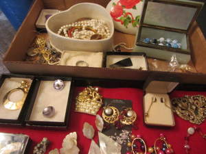 lot 135 image: Costume Jewelry