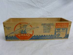 lot 9 image: Vintage Cheese Box