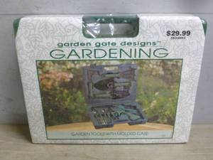 lot 23 image: New Garden Tool Set