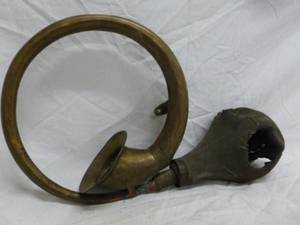 lot 37 image: Vintage Brass Horn
