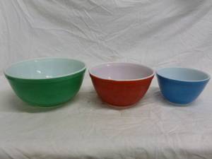 lot 47 image: Vintage Pyrex Bowl Set