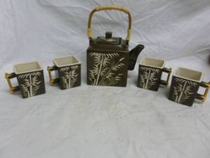 lot 73 image: Tea Set