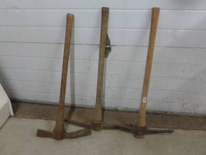lot 89 image: Pick Ax