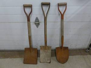 lot 118 image: Shovels