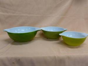 lot 159 image: Vintage Pyrex Bowl Set