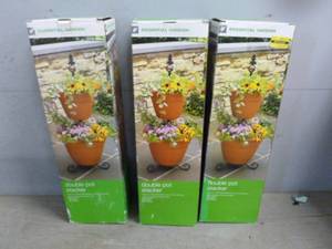 lot 162 image: New Planter Items