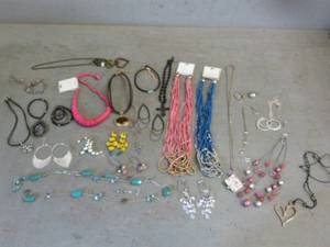 lot 191 image: Jewelry